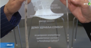 A Vajdasági Rtv Híradójának, Dr. Úri Emese, a zombori Egészségház igazgatónője, a Szerbiai Egészségügyi Intézmények Kamarájától kapott elismerő plakettről.